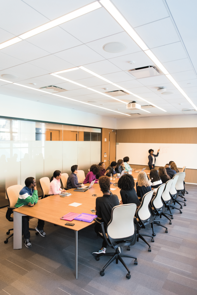Reunião de equipe em sala de conferência