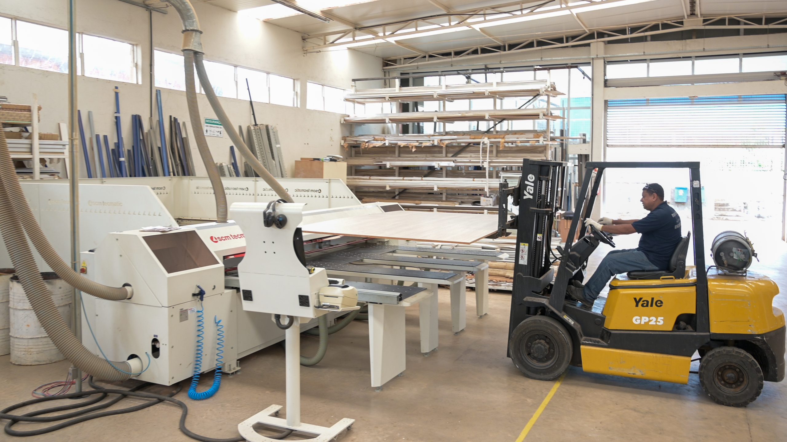 Operário de pequena empresa de fabricação de móveis de madeira em Sobradinho/DF usando empilhadeira. *** Local Caption *** Empilhadeira em fábrica de móveis de madeira. Curso de NR-11 - Acervo CNI.